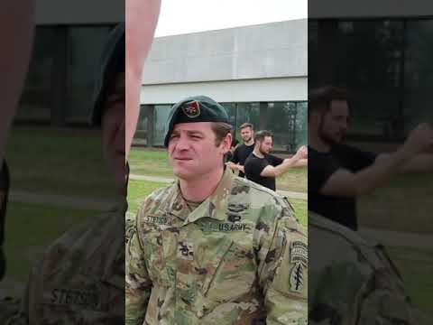 US ARMY GREEN BERET instructing calisthenics @socomathlete