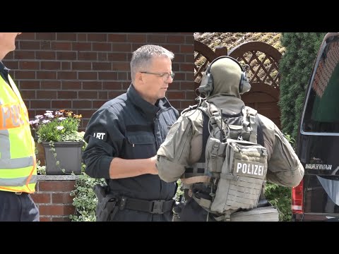 SEK NIMMT MANN IN WIESENS NACH HAUSDURCHSUCHUNG FEST  - WAFFEN UND MUNITION GEFUNDEN