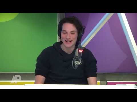 Martin Garrix creates a track live! with translated CC