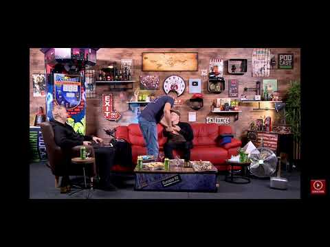 Vucu odvlače iz studija Podcast Inkubatora