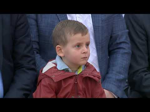 Top Channel/ Në shtëpinë e besimtarëve/ Familja me pesë fëmijë e pret ditën e Bajramit mes librave