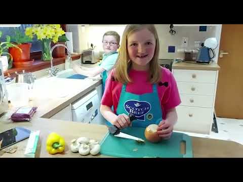 #FarmKidDiaries - Abbie & Murray Cooking