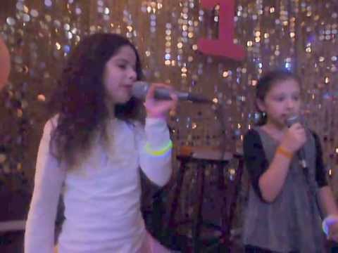 Michelle & Emily singen. Rebecca's 1. Geburtstag.