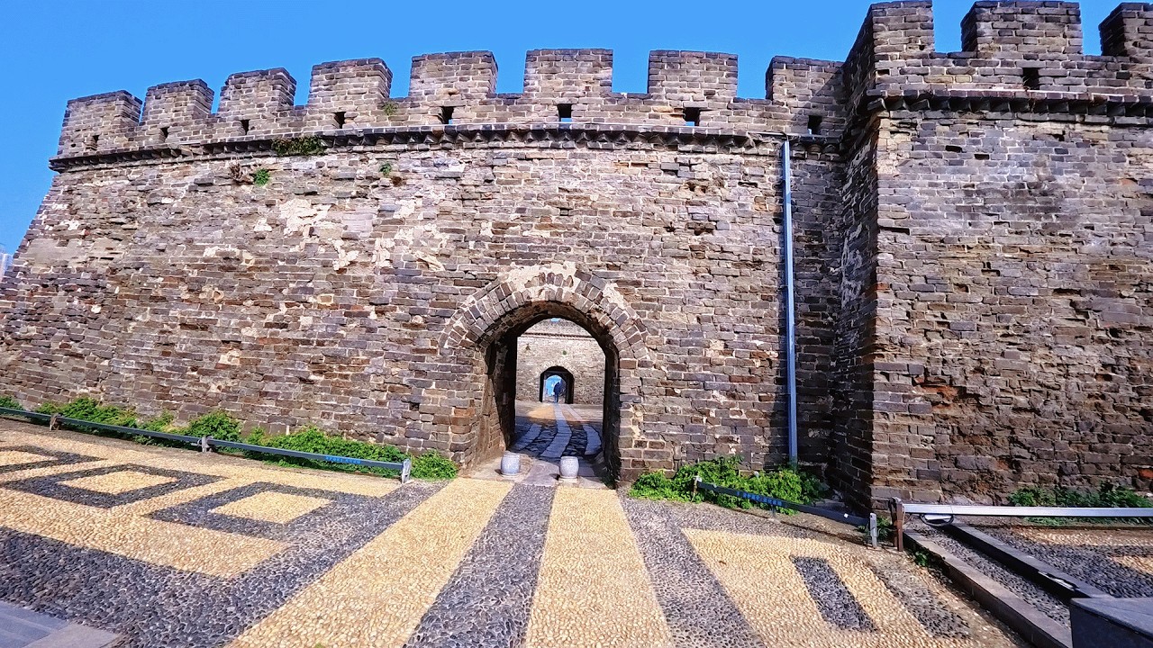 Immersive street-level walking tour through Jiamusi Xiangyang, China, showcasing authentic urban landscapes, local architecture, and the vibrant atmosphere of the city's neighborhoods