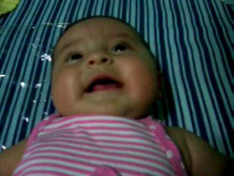 Alya, bebê que dá risadas e faz caretas !
