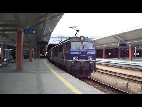 EP09-001 z IC Kossak relacji Przemyśl Główny-Wrocław Główny odjeżdża z Krakowa