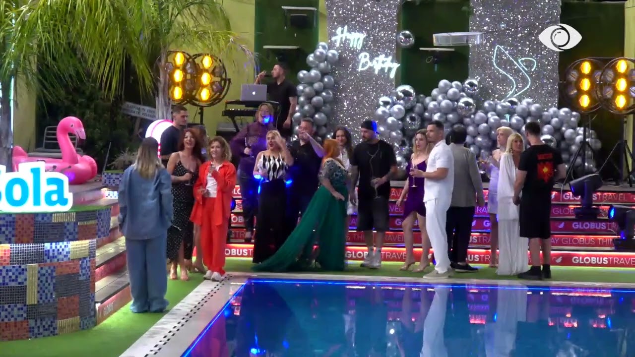 Finalistët dhe të ftuarit, të gjithë shkrepin një foto së bashku