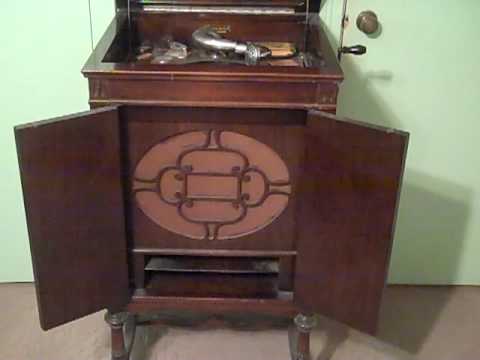 CLEVELANDERS HARRY RESER DICK ROBERTSON - GUESS WHO'S IN TOWN - ROARING 20'S.MP4