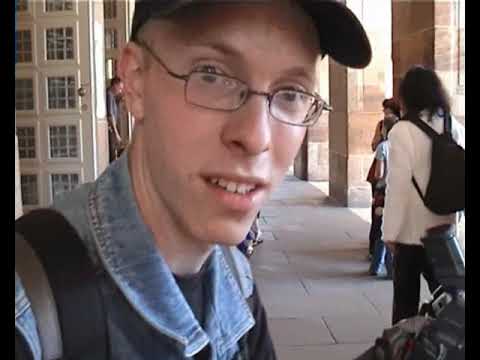 Connichi 2004 - 01b - Vor der Halle 2