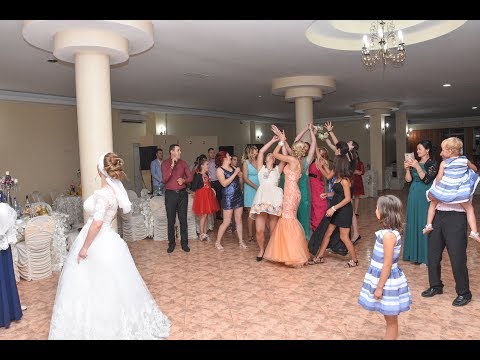 35 Atentie  -  Mireasa arunca buchetul fetelor nemaritate