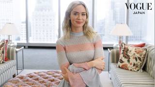 『プラダを着た悪魔』再び?VOGUEオフィスでエミリー・ブラントに73の質問 。| 73 Questions | VOGUE JAPAN