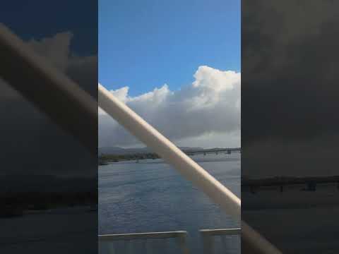 cruzando en el nuevo puente ferroviario sobre el río bío bío en frente el puente Juan Pablo segundo