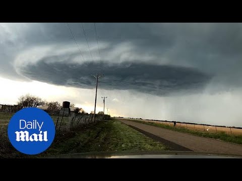 Time-lapse footage shows 'mothership' cloud forming over Texas