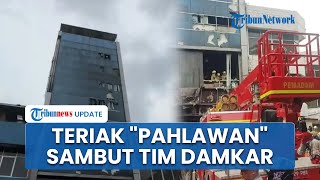 Nekat! Pegawai Bergelantungan di Tali demi Selamatkan Diri saat Api Melahap Gedung Terra Drone