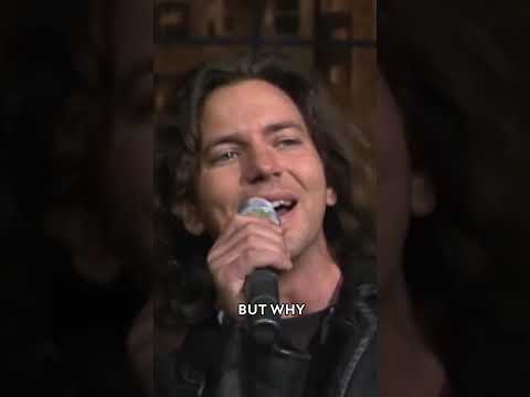 Pearl Jam singer Eddie Vedder surprises the crowd with "Black" 🎤 #EddieVedder #PearlJam