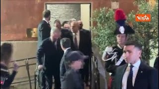 Ovazione per Macron all'uscita dalla sede di Sant'Egidio a Roma