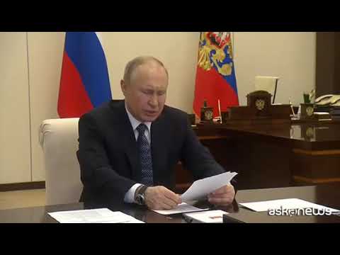 Putin: “Con il coronavirus siamo diventati tutti virologi”