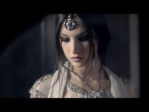 Details of the Paris-Bombay 2011/12 Métiers d'Art Collection – CHANEL Shows