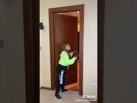 запертая дверь. закрытая дверь. закрываю дверь квартиры выключаю все. закрываю дверь квартиры выключаю все. девушка закрывает дверь на ключ.