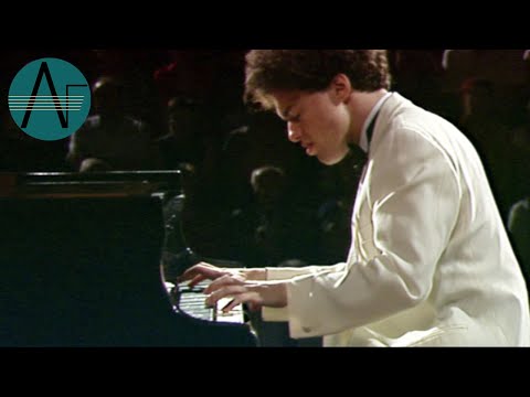 Evgeny Kissin: Modest Mussorgski - The Old Castle (with Promenade)
