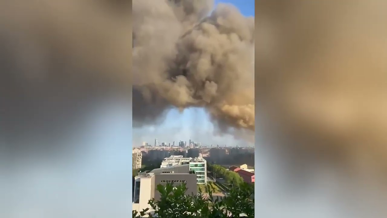 L'incendio alla Bartolini in Bovisa e la colonna di fumo visibile a chilometri di distanza