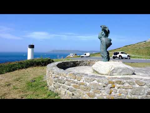 拉克塞灯塔（Punta Laxe Lighthouse）·这里以壮丽的海岸风光、濒临大海的"等待"铜雕（A Espera）、《奥卡米诺灯塔线》远足路线而闻名