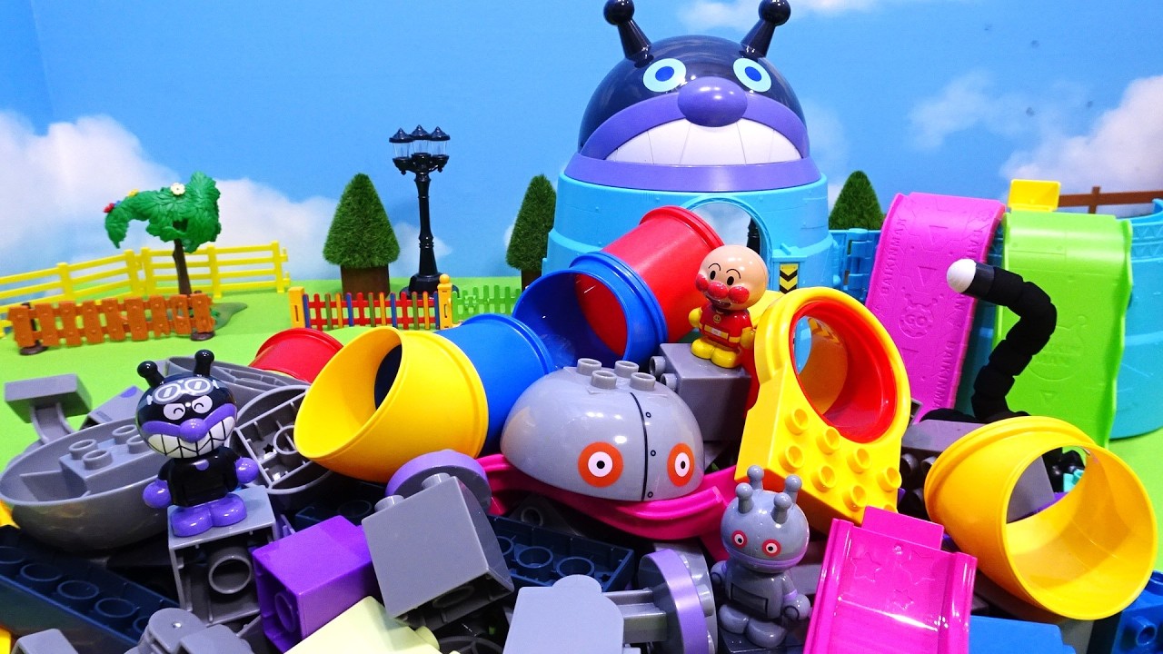 バイキン城を開けると、だだんだんの部品がでてきたよ♪アンパンマンのおもちゃのブロックを組み立てて、色々な滑り台を作って遊ぶよ！