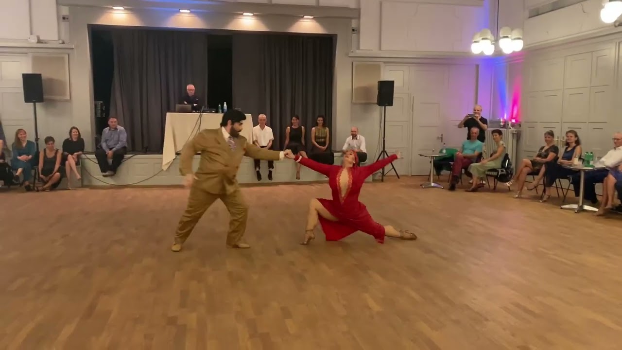 Julia Urruty & Claudio González  - La Cumparsita