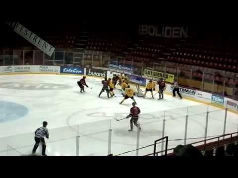 A-Ässät -Lukko 9.12.2014. Urpolahti torjuu Ylitalon hyvän maalipaikan- kahdesti.
