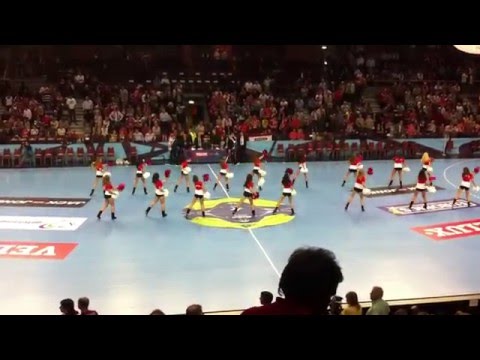 Veszprémi V-dance Cheerleaders: MKB Veszprém- Kiel BL 2012.10.18.