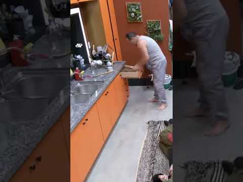 Participante é expulso de reality após pegar faca durante briga #shorts