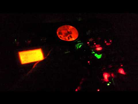 DJ Asperin steht Kopf