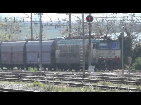 TIGRE E. 652.138 ARRIVA IN STAZIONE CON CARRI MERCI : CUNEO. 17 - 4 - 2014.