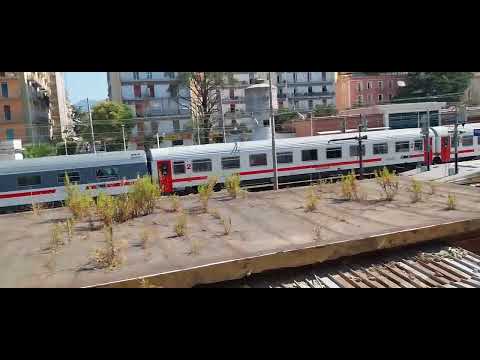 Intercity Reggio Calabria Centrale-Roma Termini in partenza dalla stazione di Battipaglia.