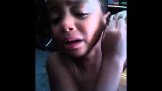 O menino chorando porque quer falar no whatsapp