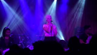 Betty Who - Alone Again (LIVE)