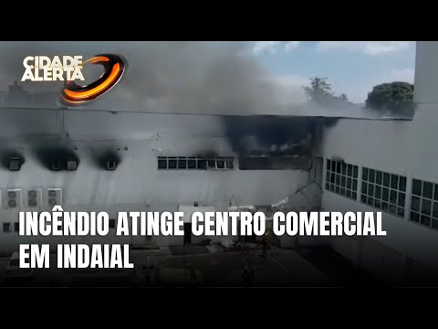 Incêndio de grande proporção atinge centro comercial em Indaial