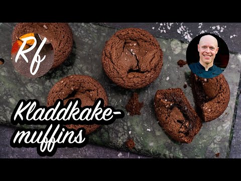 Enkla och snabba kladdkakemuffins är en variant på kladdkaka bakad portionsvis i muffinsformar.>