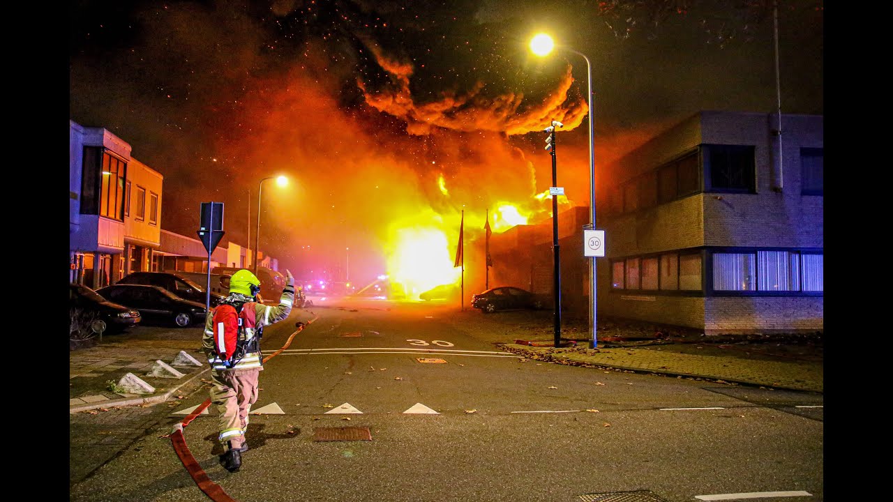 Zeer grote brand in Capelle aan den IJssel, meerdere panden volledig in brand