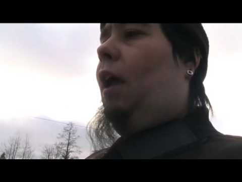 Täällä menään kieli keskellä suuta