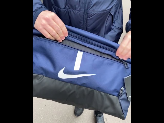 Vídeo relacionado con Nike CU8097-410 NK ACDMY Team S Duff Gym Bag Unisex Adult Midnight Navy/Black/(White) Tamaño Uni