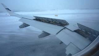 preview picture of video 'Finnair Embraer 190 landing Helsinki-Vantaa in icy conditions'