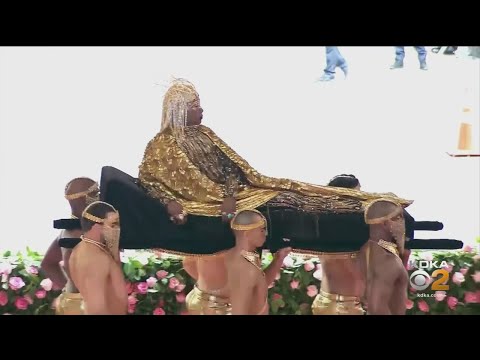 比利-波特在Met Gala上身著金色服裝，帶著翅膀出席會議 (Billy Porter Dressed In Golden Outfit With Wings For Met Gala)
