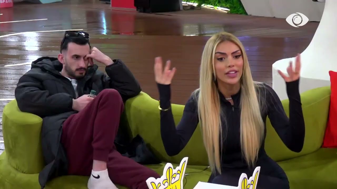 Do bëheni edhe ju një ditë lidera/ Brikena bisedon me banorët në oborr