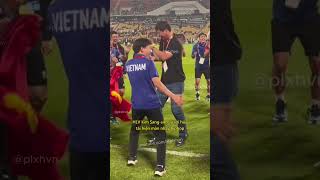 Download lagu Coach Kim Sang-sik performs hip-hop dance to celebrate Vietnam's victory #soccer #news #hiphop #k... mp3