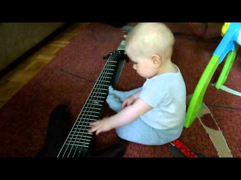 Adaś gra na gitarze a Mufka śpiewa