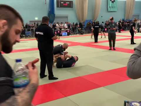 Dominic Dillon vs Lewis Mathews