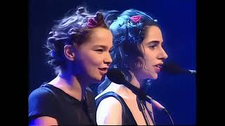 [HD] PJ Harvey &amp; Björk - I Can&#39;t Get No Satisfaction (Rolling Stones) - BRIT Awards 1994