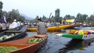 preview picture of video 'Floating fruit and veg market, Dal Lake, Srinagar, Kashmir'