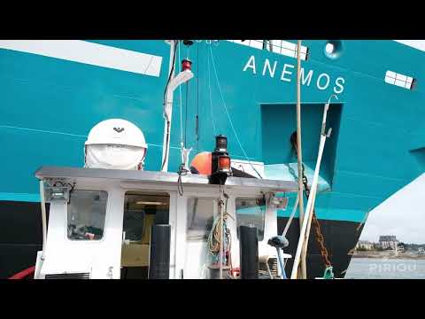 L'arrivée de la coque du TOWT 1, longue de près de 80 mètres, comme si vous y étiez !